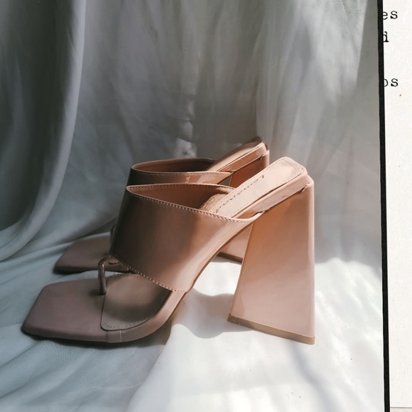 🚨FEW PAIRS LEFT// Nude thong block heel - Picture 3 of 6